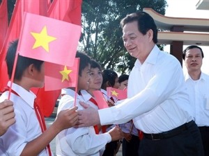 PM Nguyen Tan Dung meets with children in Morai commune. Photo: VNA